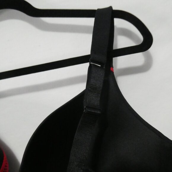 DEESSE LINGERIE | 40 DDD | Black Underwire Bra With Red Lace Accents - Picture 12 of 15